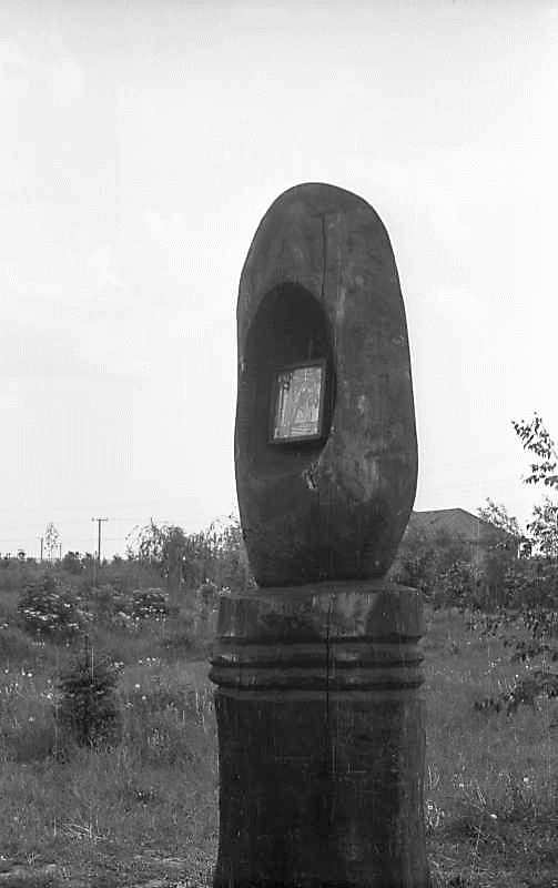 1976 р. Різьблений стовп з іконою