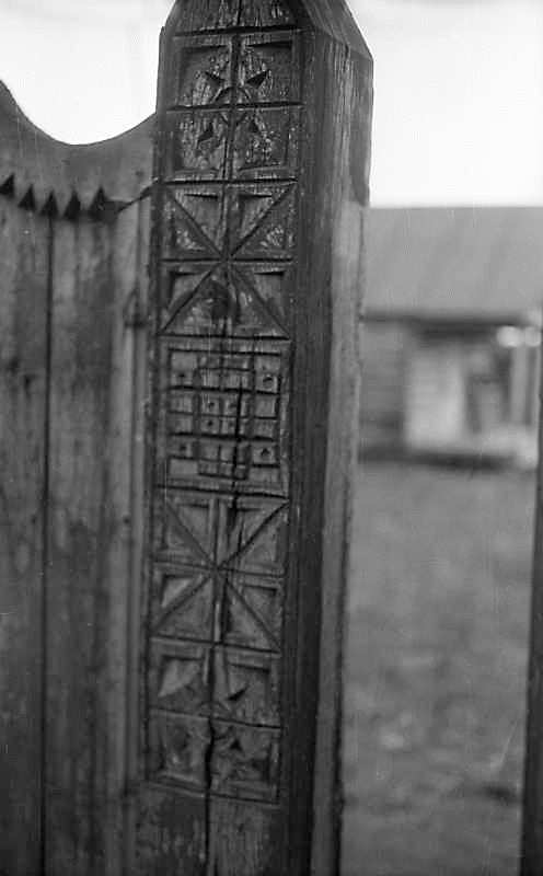 Різьблений стовп