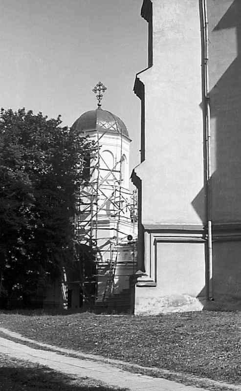 1976 р. Надбрамна дзвіниця і фрагмент…