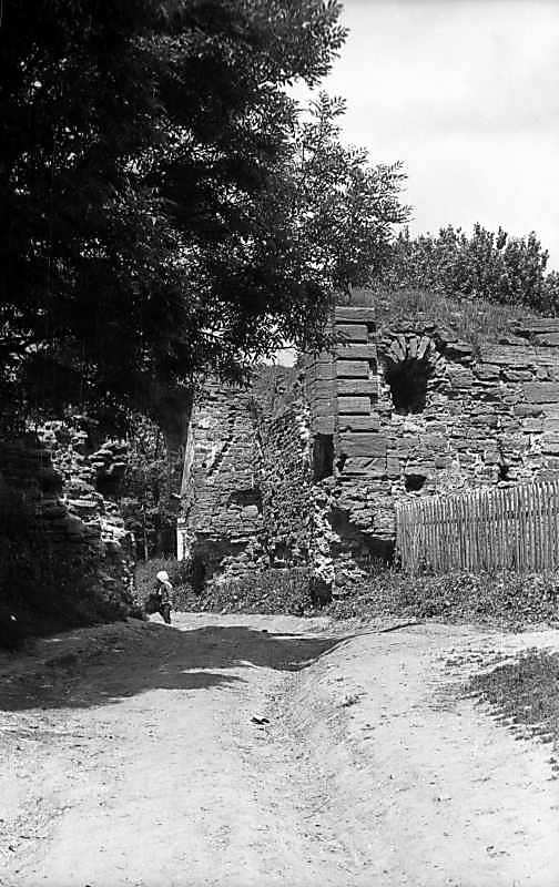 1976 р. Пілон. Вигляд з боку поля