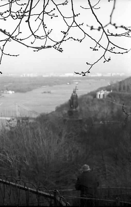 1977 р. Вид на Дніпро та пам’ятник…
