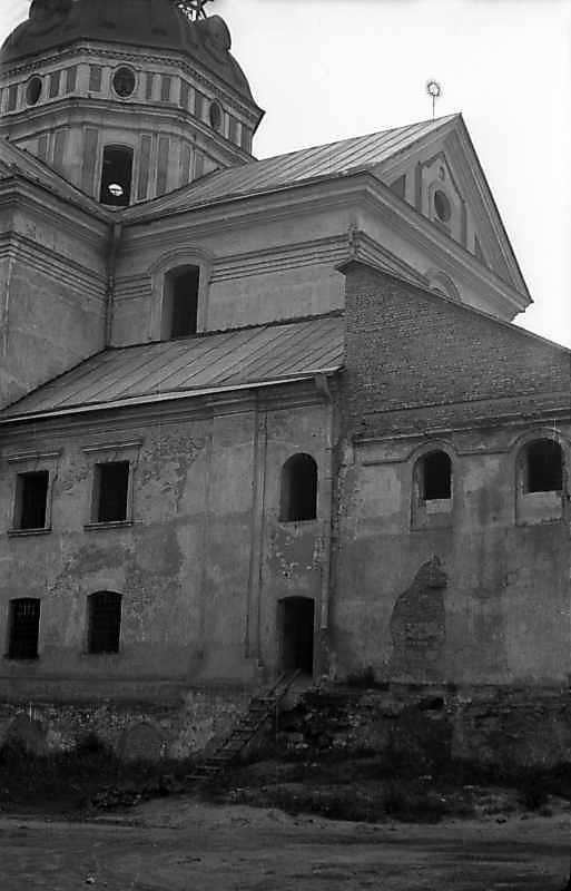 Вівтар костелу і північно-східний…