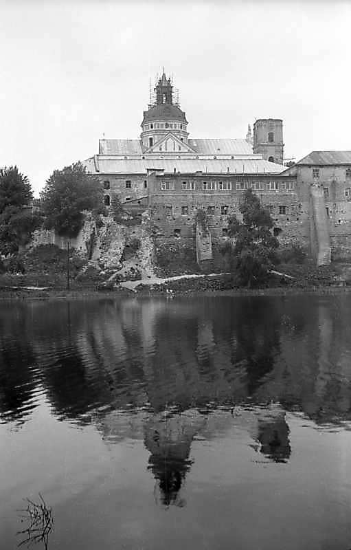 Центральна частина (флігель і костел)