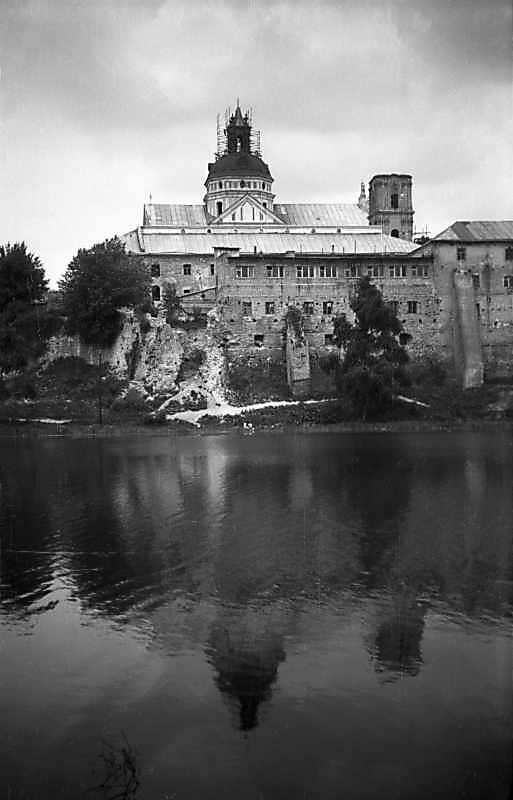 Центральна частина (флігель і костел)