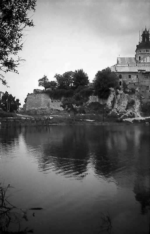 Ліва частина (з місцем західної башти)