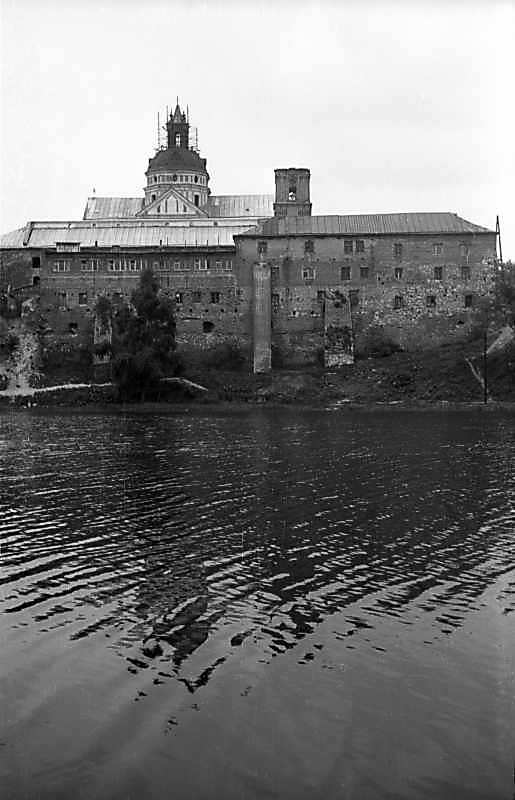 Флігель на тлі костелу