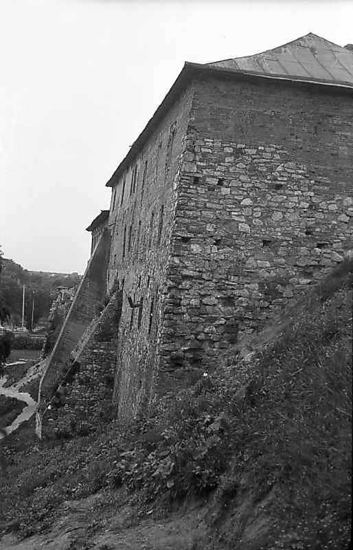 1977 р. Зовнішній фасад у ракурсі…