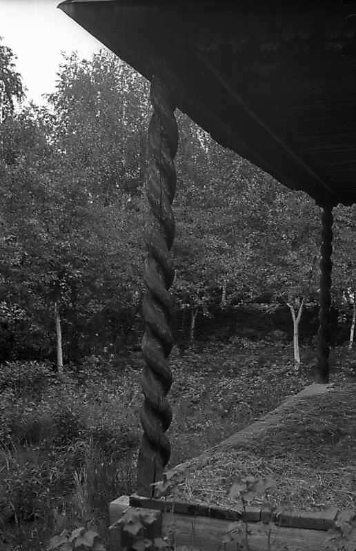 Різьблений стовпчик