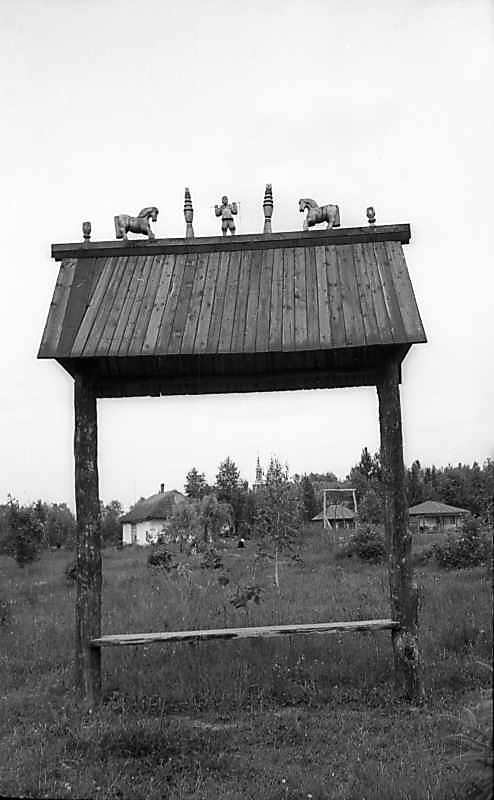 1977 р. Гойдалки