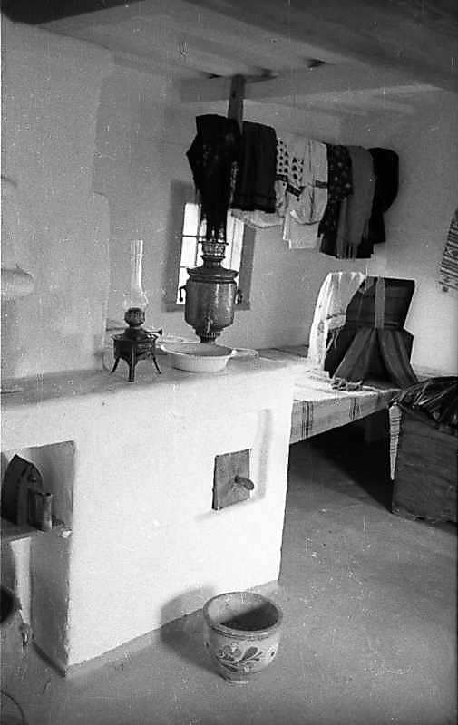 1977 р. Інтер’єр з піччю (самовар,…