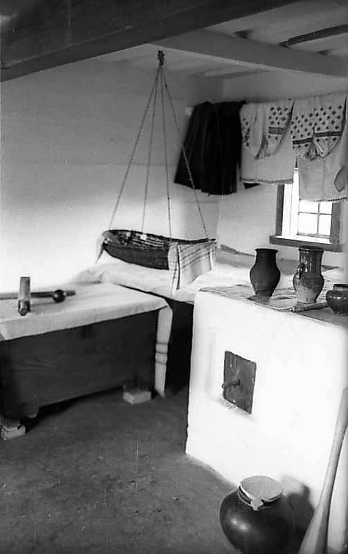 1977 р. Інтер’єр хати ліворуч