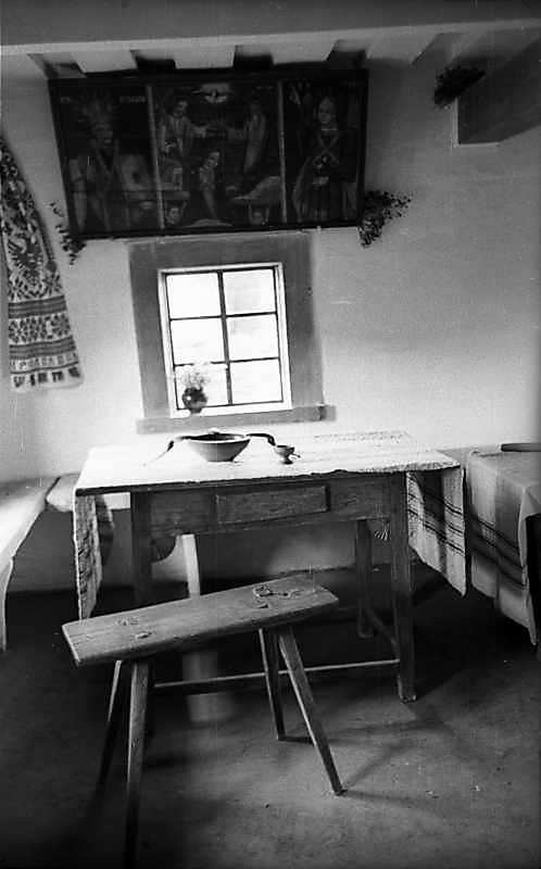 1977 р. Стіл та ікони над вікном