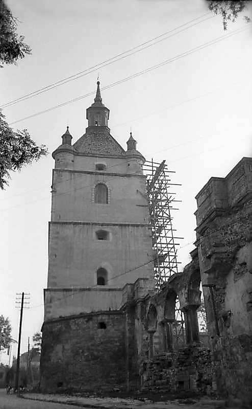 1977 р. Дзвіниця і аркада. Вигляд з…
