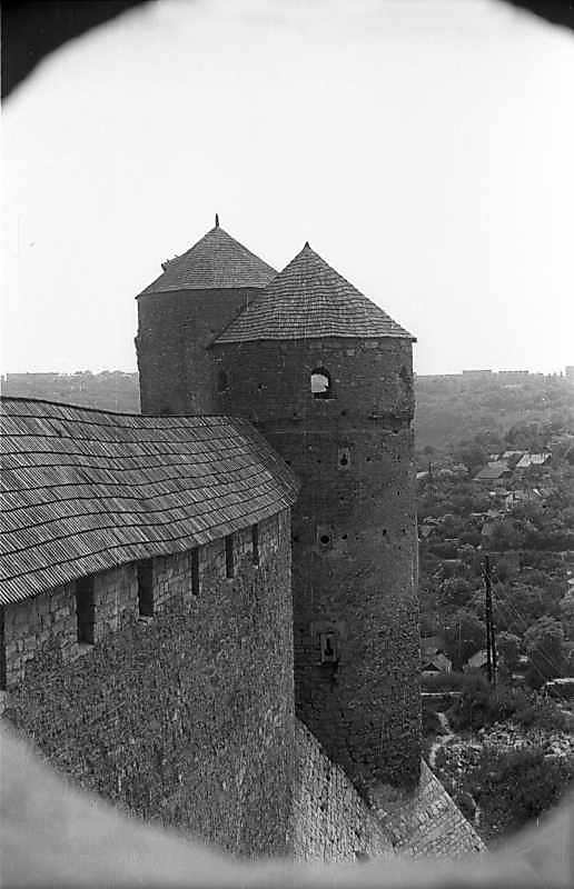 1977 р. Вид з бійниці на башти Папську…
