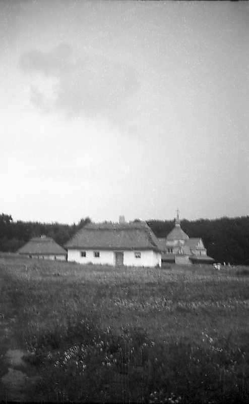 1977 р. Загальний вигляд на тлі церкви