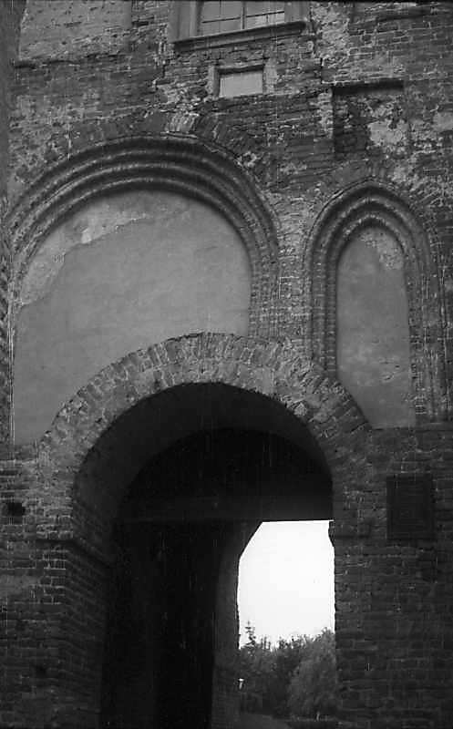 Ніші над аркою проїзду