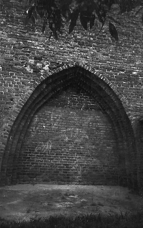 1977 р. Замурована стрілчаста арка…