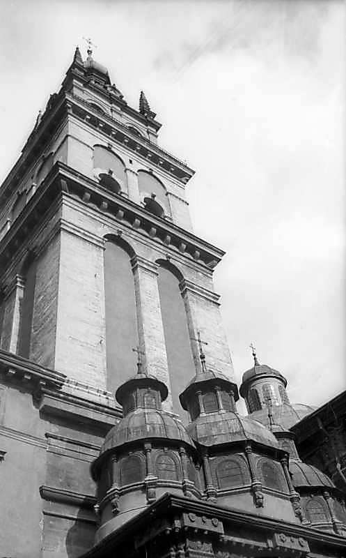 1977 р. Верхи каплиці і башта. Вигляд…