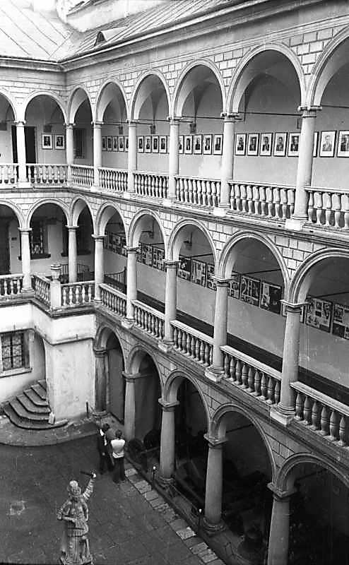 1977 р. Двір з аркадами. Вигляд із…