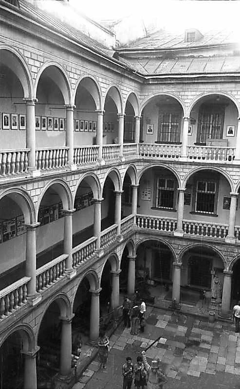1977 р. Двір з аркадами. Вигляд зі…