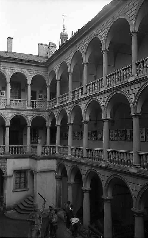 1977 р. Двір з аркадами. Вигляд із…