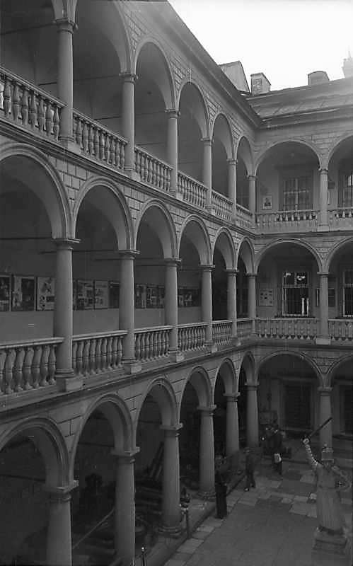 1977 р. Двір з аркадами. Вигляд зі…