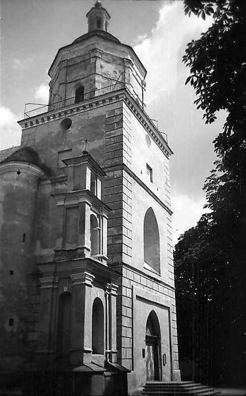 1977 р. Пам’ятник і головний фасад.…