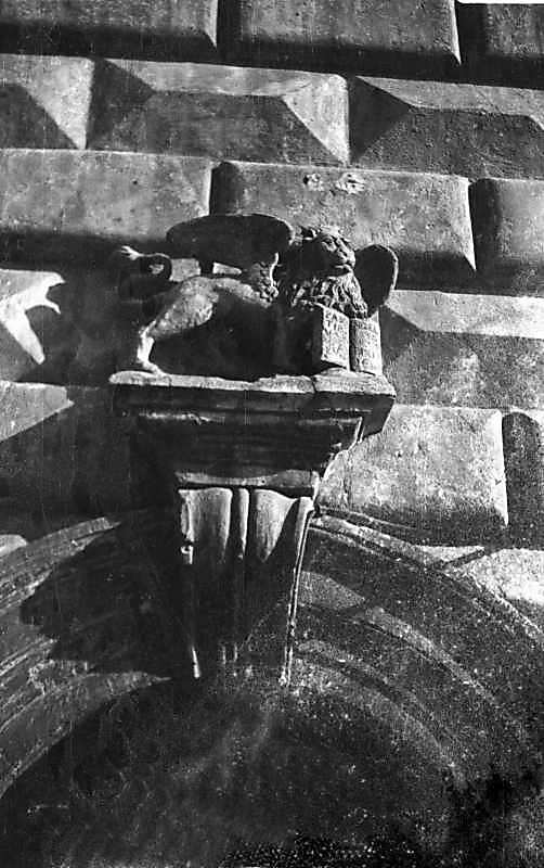 Замковий камінь порталу