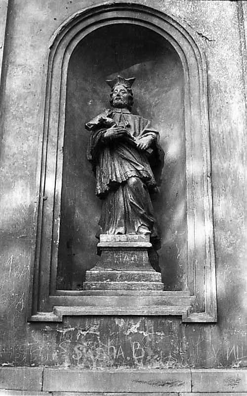 1977 р. Скульптура в правій ніші…