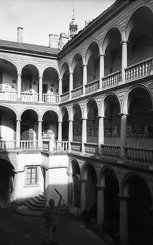 1977 р. Двір з аркадами. Вигляд із…