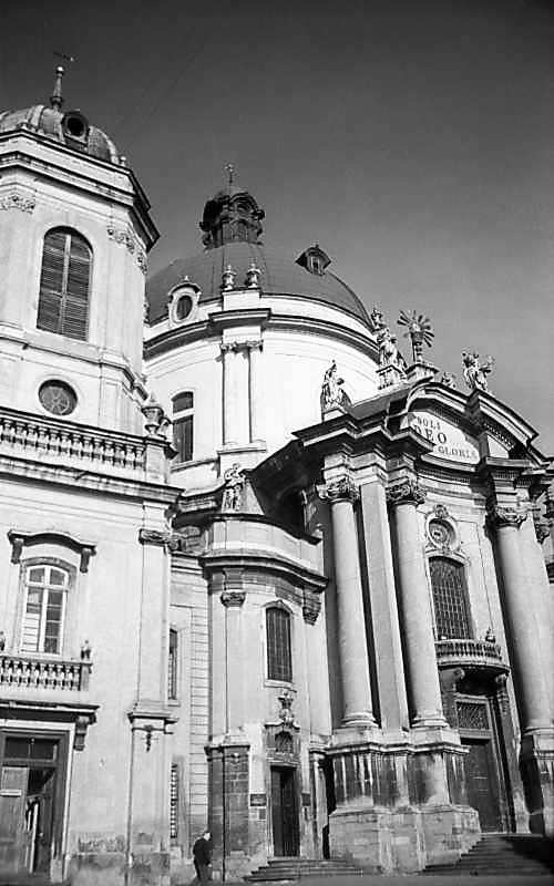 1977 р. Дзвіниця і костел. Вигляд з…