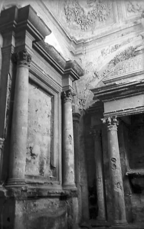 1977 р. Інтер’єр з місцями вівтарів