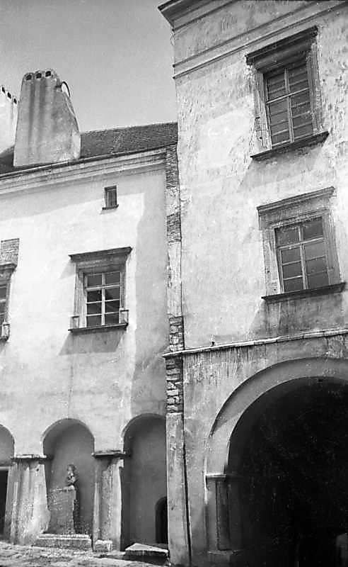 1977 р. Фрагмент фасаду східного…