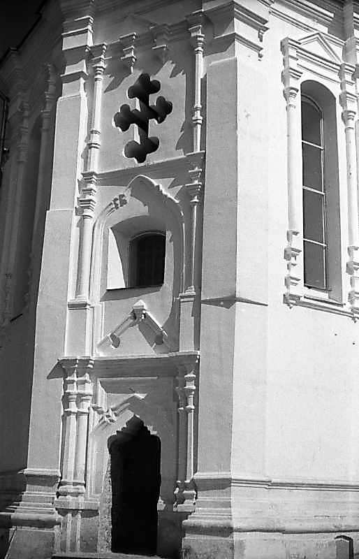 Центральна частина головного фасаду