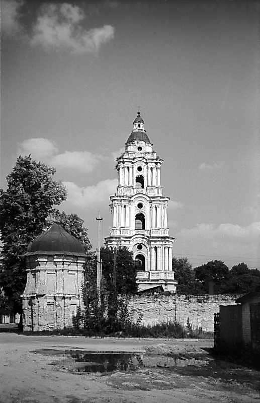 1977 р. Башта огорожі та дзвіниця.…