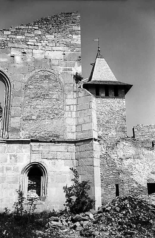 Права частина фасаду і східна башта