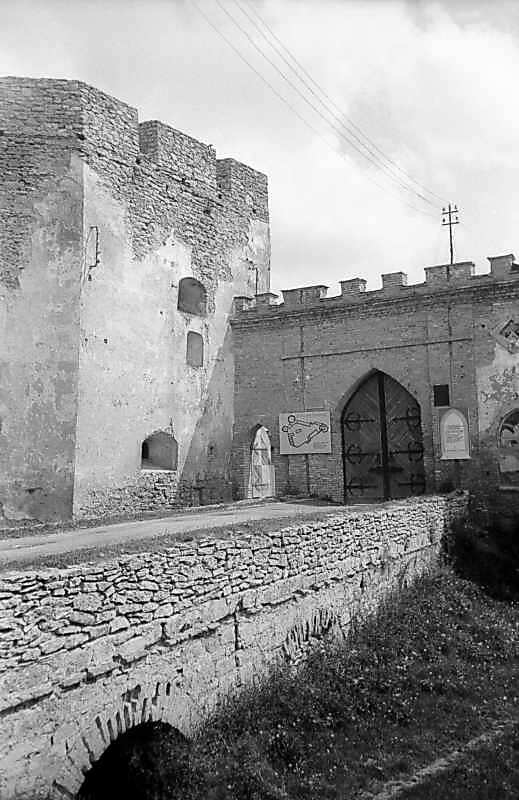 1978 р. Міст, брама і західна башта.…