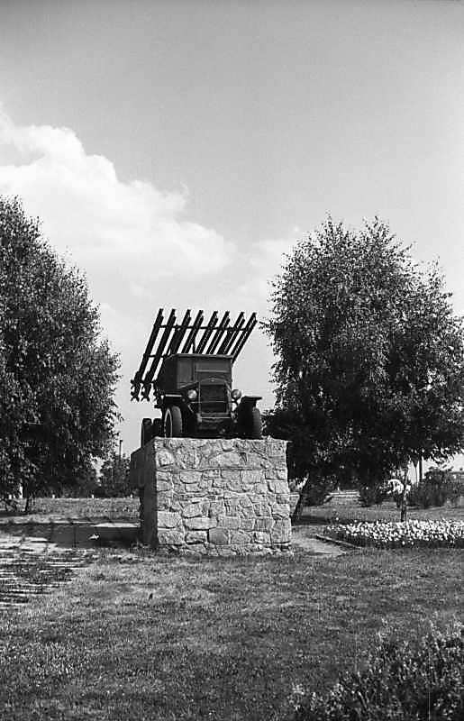 1981 р. Гвардійський міномет БМ-13…