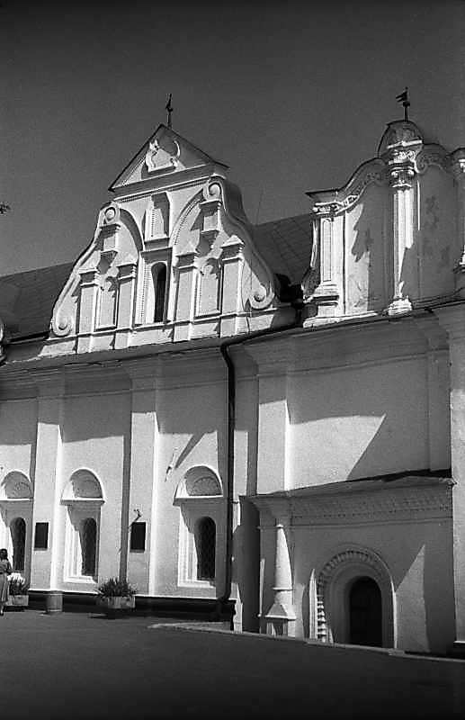 1983 р. Фрагмент західного фасаду з…