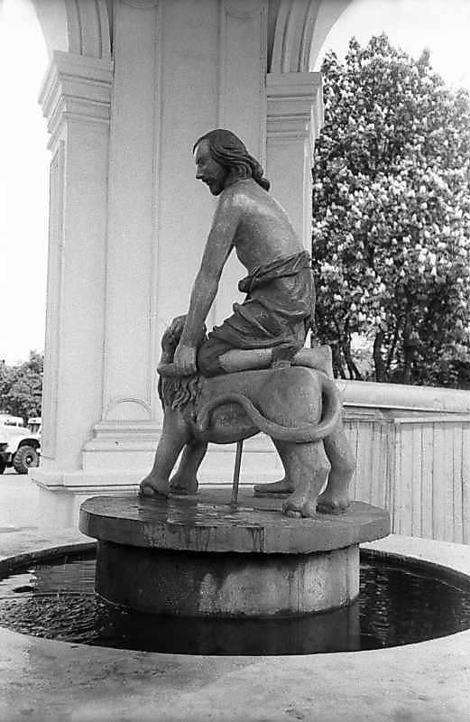 1983 р. Самсон і лев – у профіль ззаду