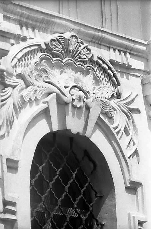 Скульптурний картуш над вікном 1-го…