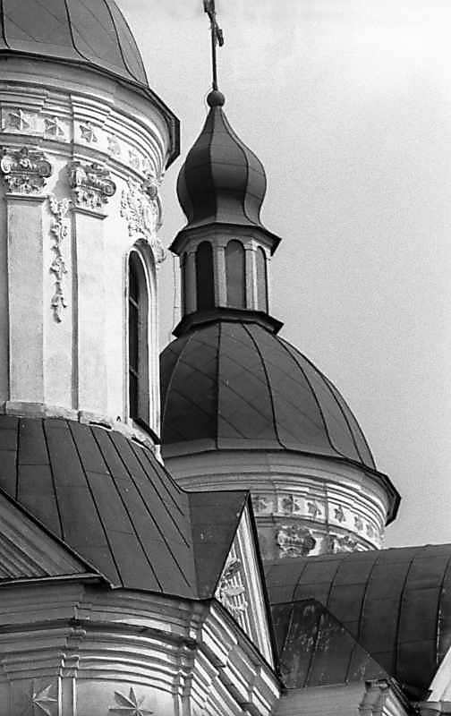 1983 р. Куполи над чільним фасадом.…