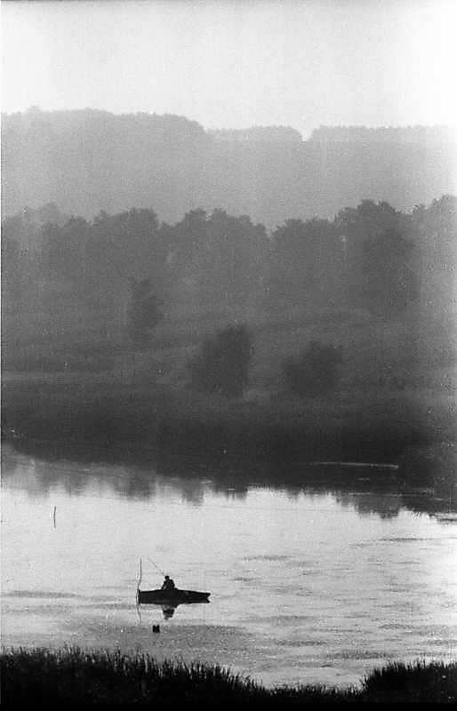 Краєвид зі ставком і рибалкою