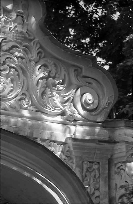 1984 р. Фрагмент рельєфного декору…