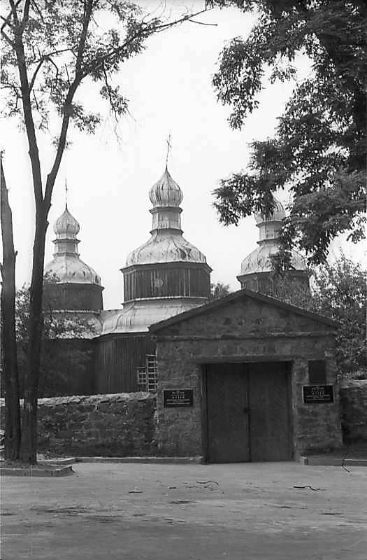 1984 р. Брама і церква. Вигляд з півдня