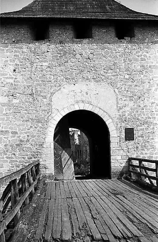 1985 р. Чільна стіна з проїздом.…