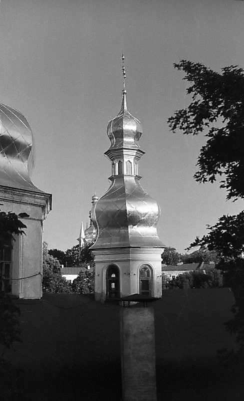 1985 р. Верх бабинця на тлі дзвіниці…