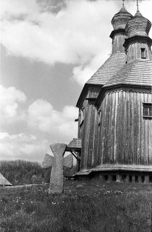 1986 р. Хрест і церква. Вигляд зі сходу