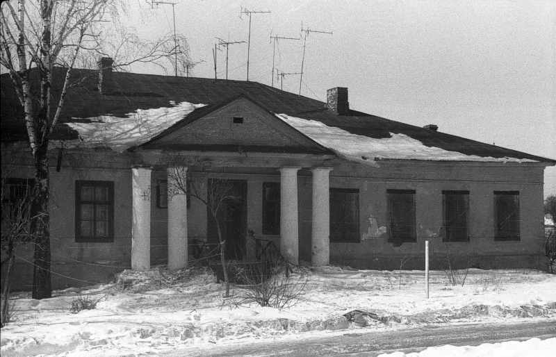 1987 р. Старий будинок поруч з…