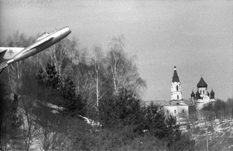1987 р. Пам’ятник-літак і церква…